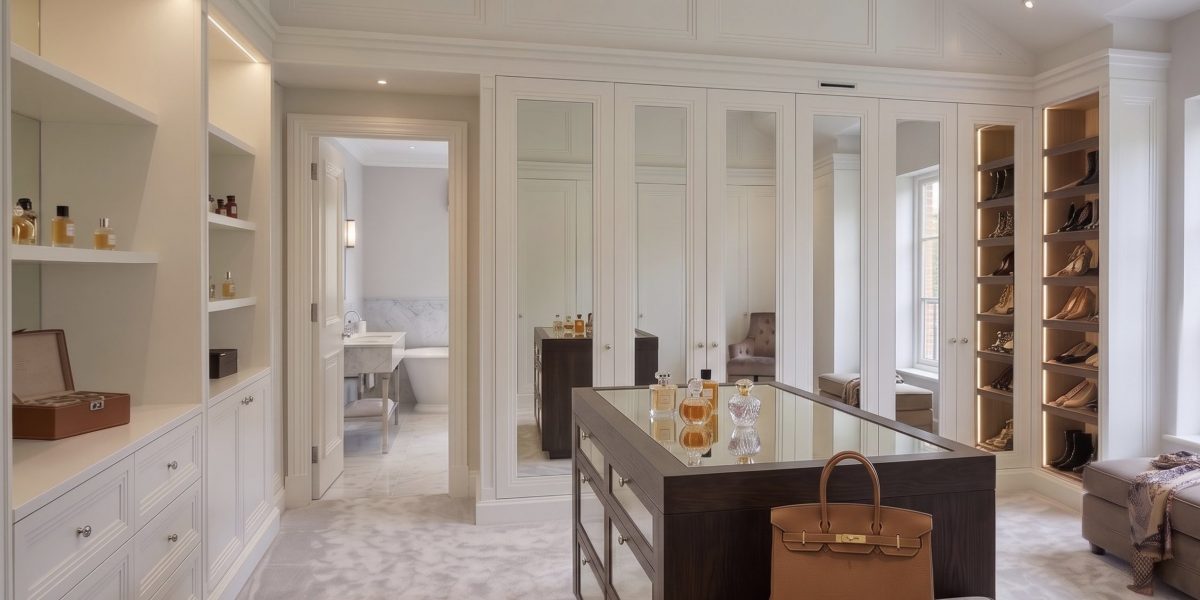 DECO DRESS ROOM with handbag